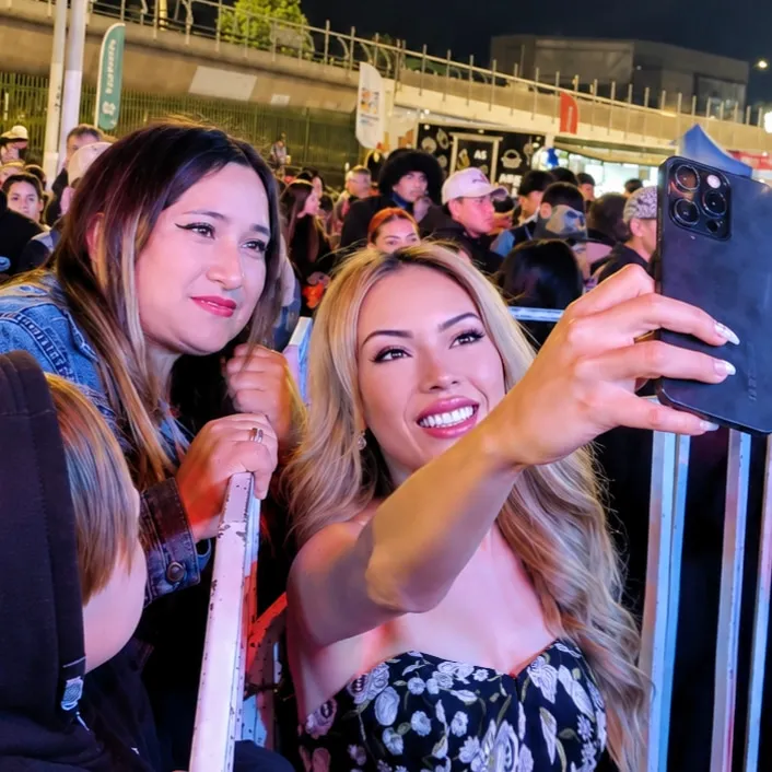 Bony se toma una selfie con una joven mientras el público observa detrás de la barrera.